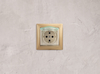 VALENA Розетка 1-местная с заземлением с защитными шторками и крышкой 16А IP44 слоновая кость2