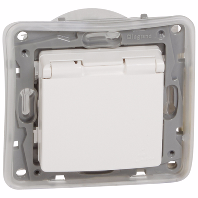 ETIKA Розетка 1-местная с заземлением с защитными шторками и крышкой IP44 16А белый