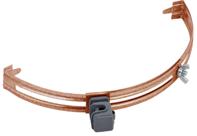 Держатель проводника круглого 6 – 8 мм для конька товарного знака IEK используется для закрепления прутка молниезащитной сетки на коньке скатной кровли. Выполнен на основе держателя круглого проводника 6 – 8 мм дополненных раздвижной скобой для установки на конек скатной кровли.