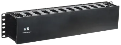 19" кабельные органайзеры ITK предназначены для горизонтальной организации кабеля и кабельных пучков в шкафах и стойках, для укладки кабелей в пространствах между патч-панелями и установленным активным оборудованием.

Горизонтальные кабельные органайзеры обеспечивают поддержку кабелей и коммутационных шнуров в пределах монтажной высоты шкафа, гарантируют необходимый радиус изгиба при проведении их к оборудованию, позволяют избежать перекручивания и спутывания кабелей.

При использовании кабельных органайзеров существенно снижается вероятность появления значительных перегибов и изломов кабелей, повышается скорость и эффективность работы IT-специалистов и системных администраторов при обслуживании шкафов и стоек.