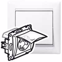 VALENA DIY Розетка 1-местная с заземлением с защитными шторками и крышкой 16А IP44 белый