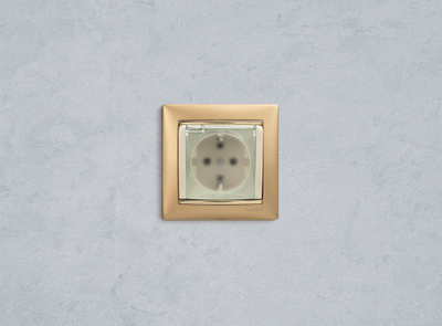 VALENA Розетка 1-местная с заземлением с защитными шторками и крышкой 16А IP44 слоновая кость