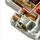 Защита механизма теплового расцепителя плексигласовой вставкой от изменения заводских настроек.